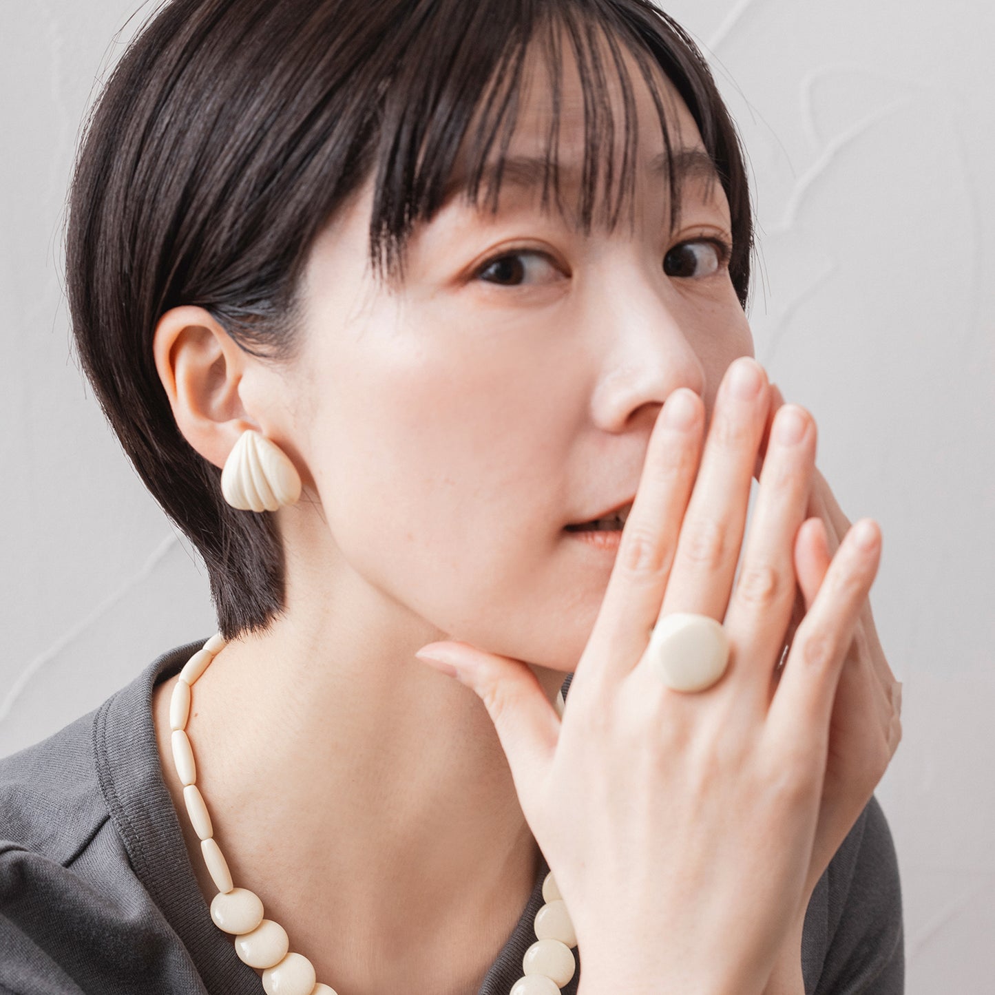 LSE144：カゼインシェルシェイプイヤリング