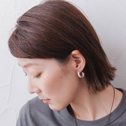 GAP137：インデントラインフープピアス