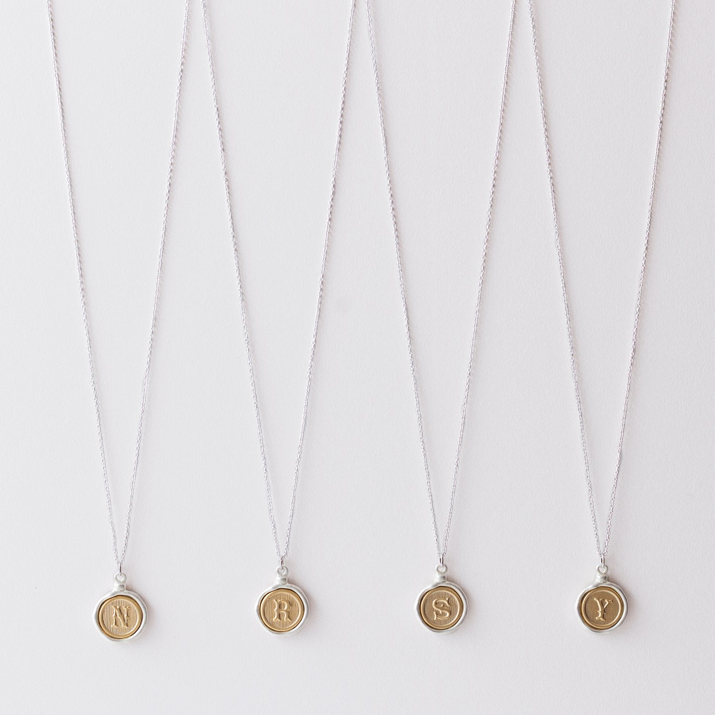 LSN822 : イニシャルフレーミングネックレス