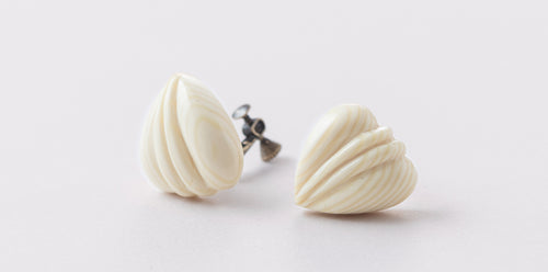 LSE144：カゼインシェルシェイプイヤリング